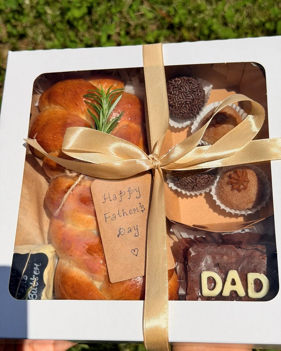 Joyful Bakehouse gift box with braided breads, brigadeiros, cookies and brownie